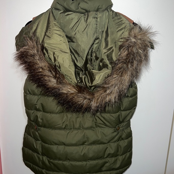 H&M Green Puffer Vest with removable & adjustable hood. - Picture 5 of 11